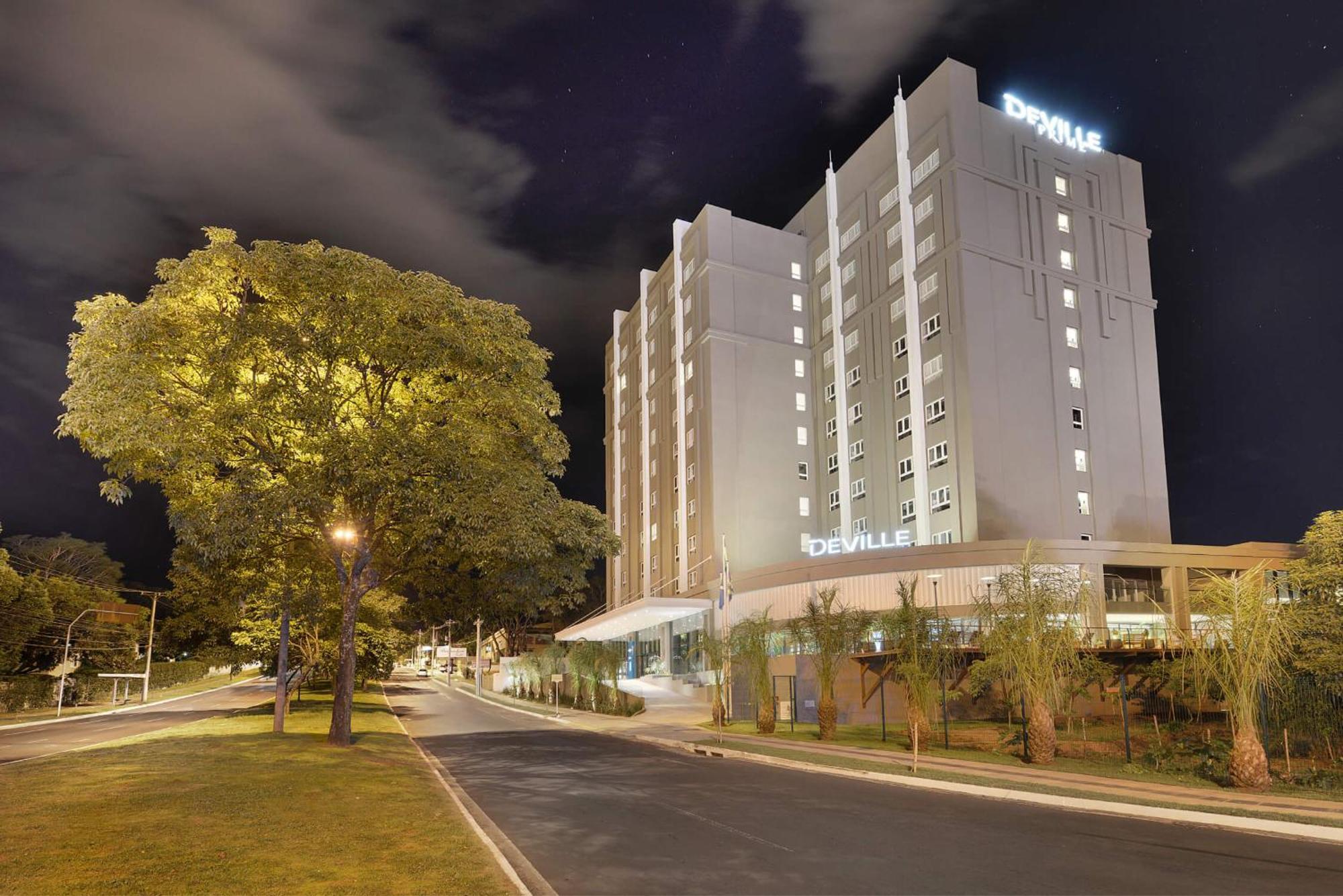 Deville Prime Campo Grande カンポ・グランデ エクステリア 写真 The hotel at night